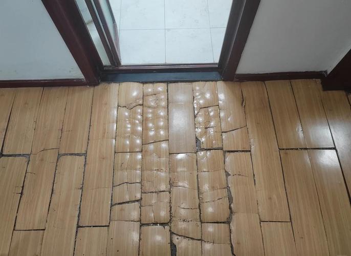 家庭厨房水管爆裂泡坏实木地板现场