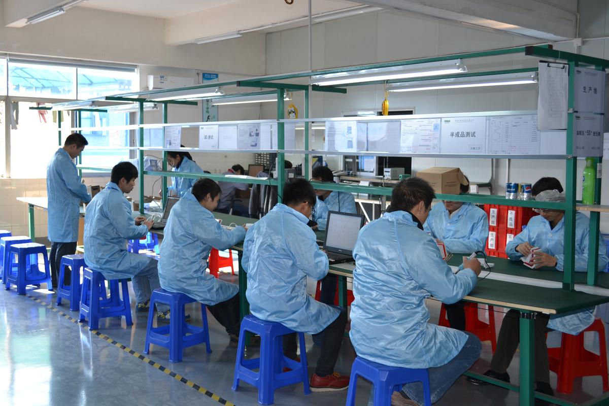深圳制造车间与研发团队协同工作实景