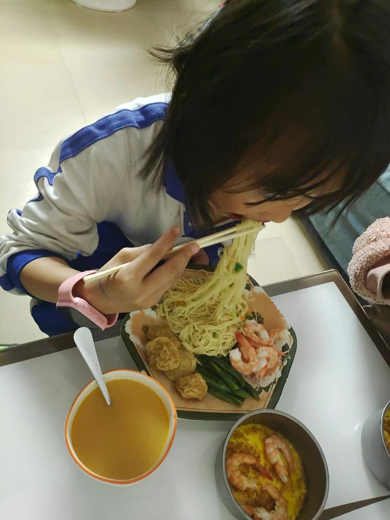 学生开心地吃着营养午餐特写