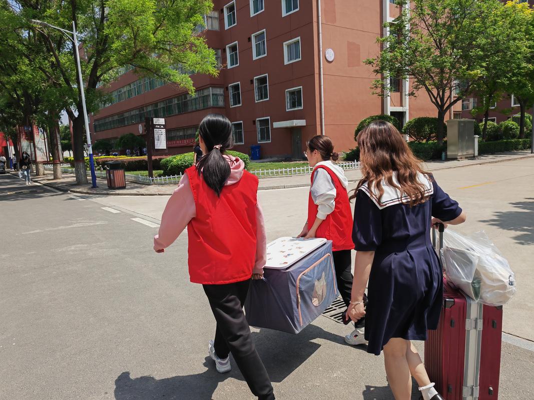 大学毕业生打包行李离校场景