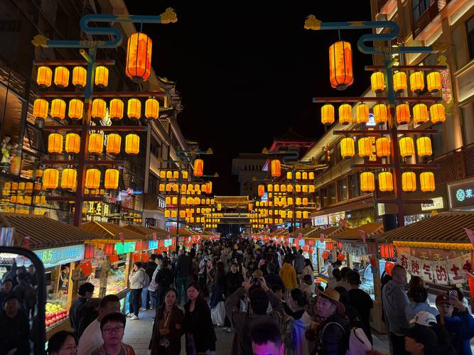 敦煌沙洲夜市夜间小吃街街景