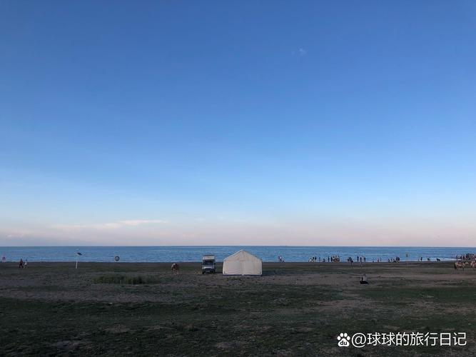 青海湖黑马河日出观景台帐篷群