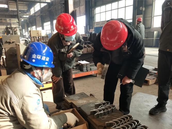 河北沧州钢结构加工厂兄弟检查钢材切口合照