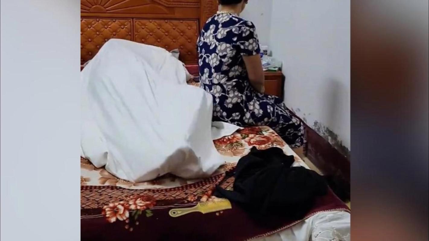 深夜客厅母亲看着儿子房门为手机冲突黯然神伤
