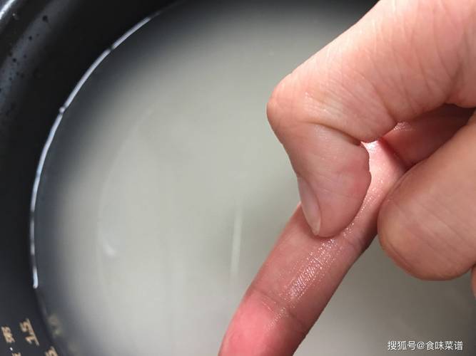 盛在透明玻璃盆里的淡乳白色淘米水