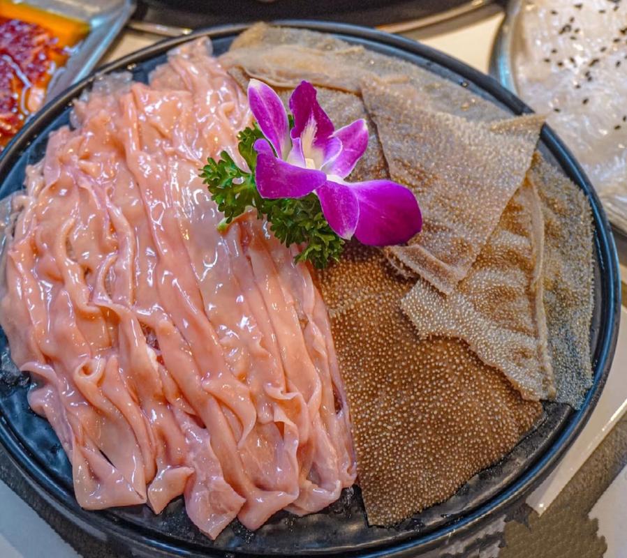 重庆火锅涮毛肚鸭肠 摆盘特写