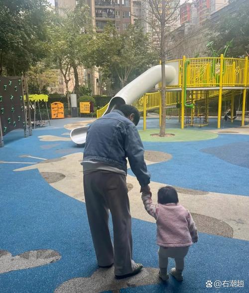小区滑滑梯旁家长拦住奶奶哄哭的小孩