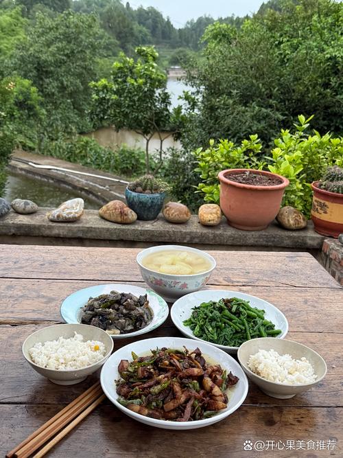 湖北南漳天池山康养民宿庭院农家菜餐桌