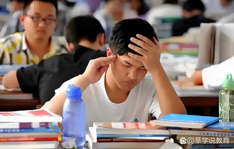 同等学力申硕全国统考考场外考生紧张复习