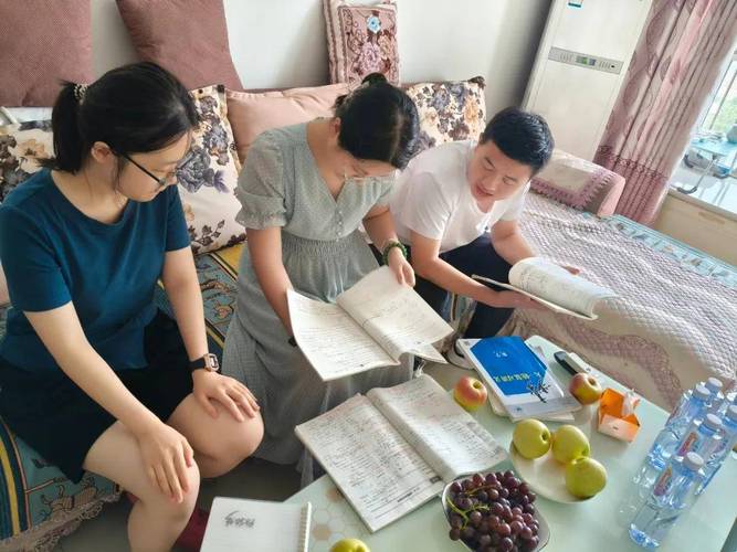 疲惫的女老师晚上在家访路上