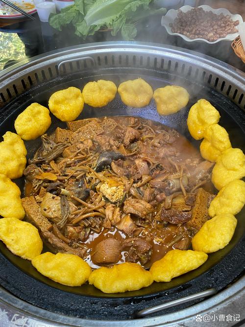 南漳干炒鸡锅边贴玉米焦壳馍特写