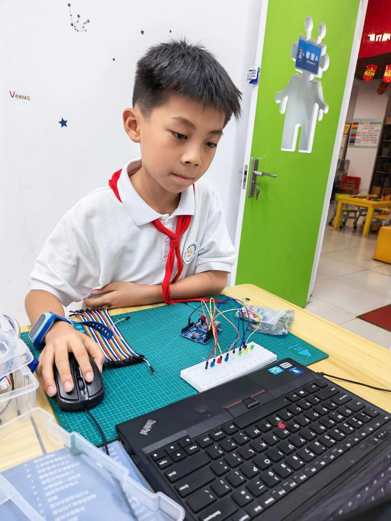 小学生使用开源硬件学习编程场景
