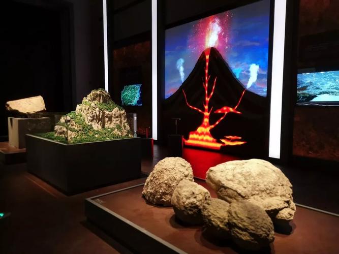 自然博物馆儿童参观仿真火山模型场景