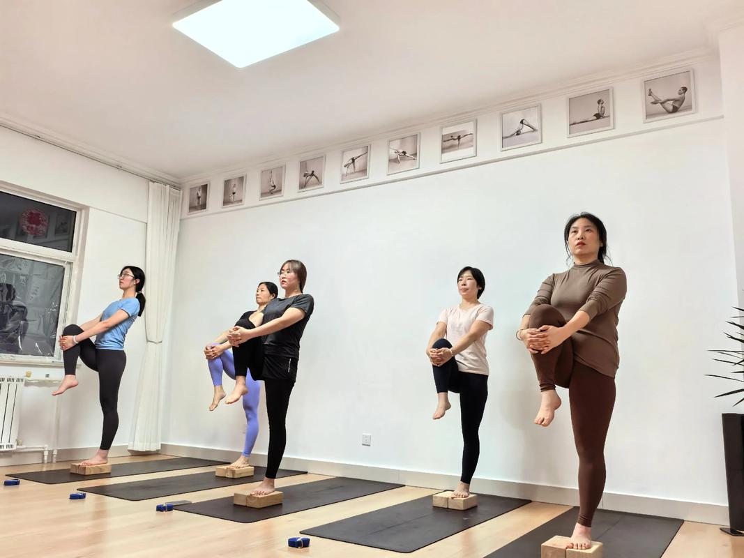 专业儿童瑜伽老师指导孩子做树式特写
