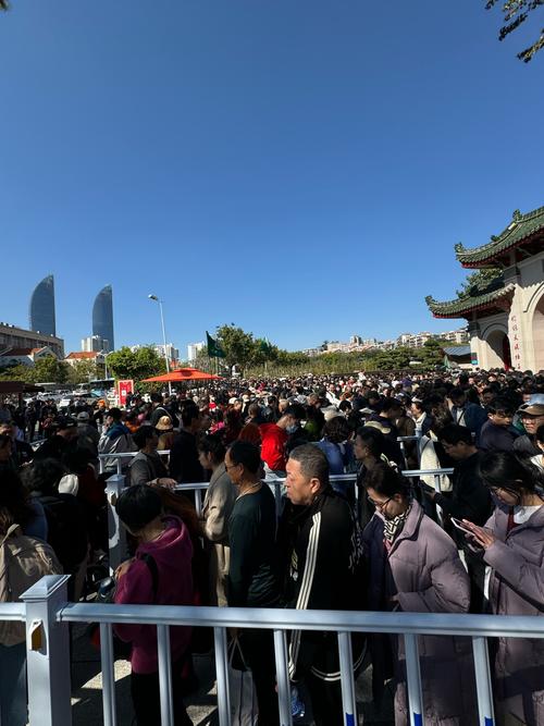 厦门街头拥挤游客