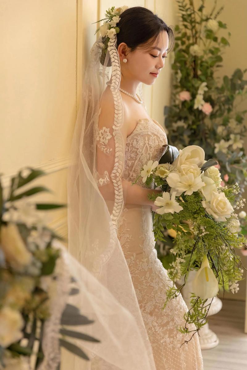 新娘穿着短袖蕾丝婚纱在花园回眸瞬间 自然光线