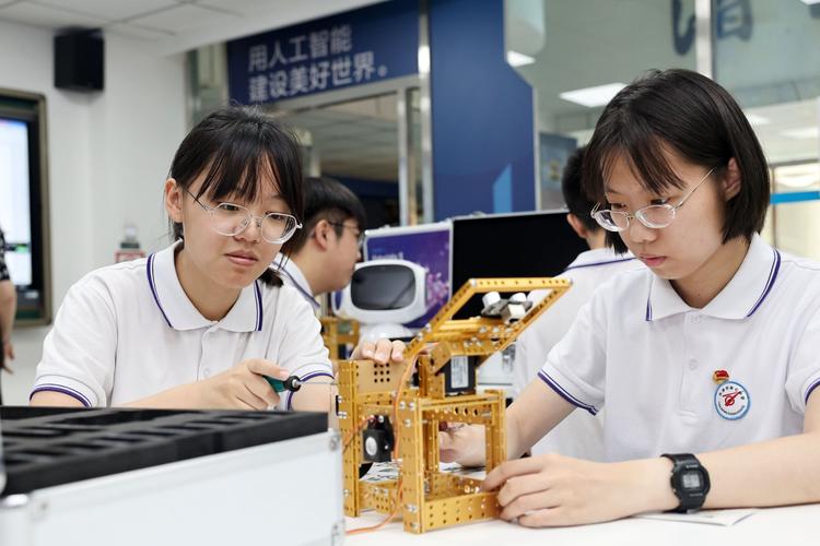 中学生参加机器人社团活动