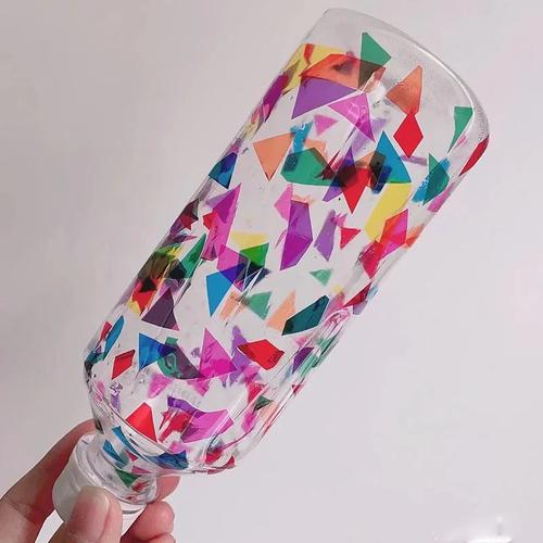 透明玻璃罐里装满写有各种问题的彩色纸条,温馨家庭角落