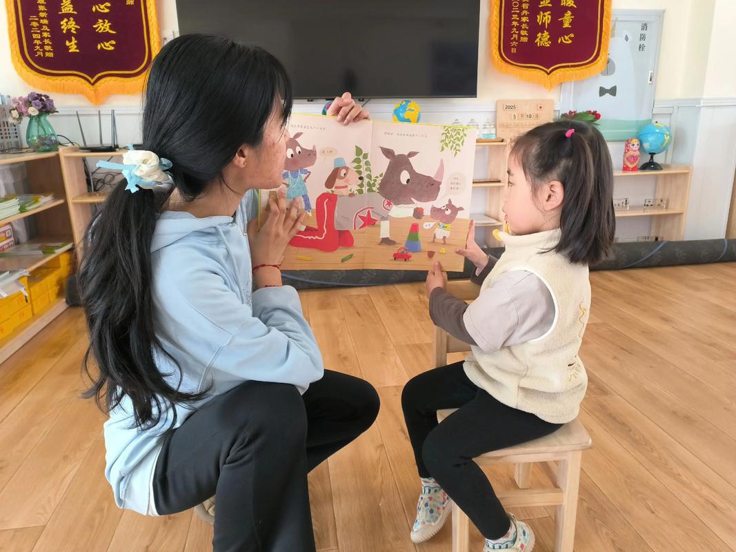 小班化教学 个性化辅导 教师蹲下交流