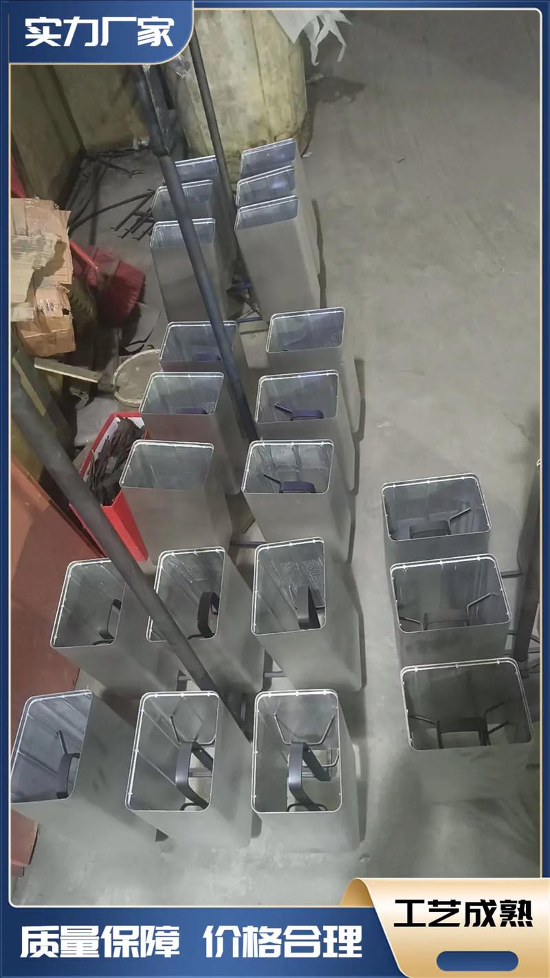铝加工车间阳极氧化挂料工件现场图