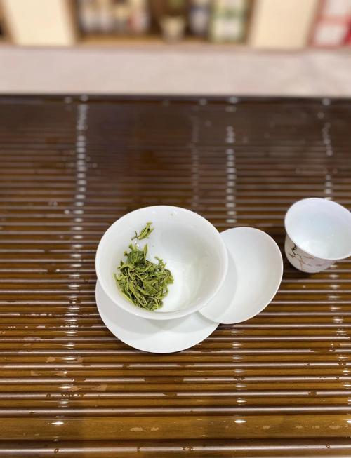 南京老城南茶社竹桌放两杯雨花茶