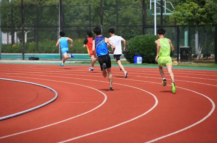 中学春季操场耐力跑学生身影