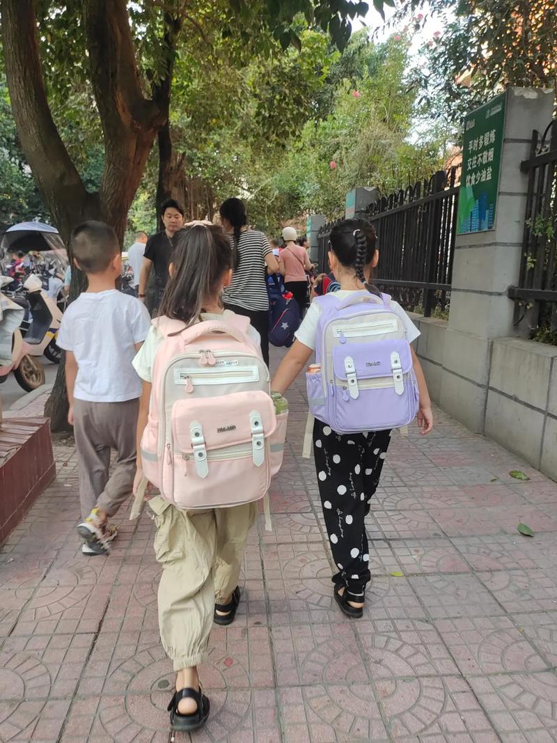 幼儿园门口孩子挥手再见的背影
