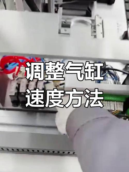 车间老师傅调试气缸调压阀的现场操作
