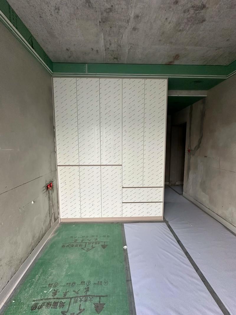 旧房改造通顶衣柜墙面找平施工现场图