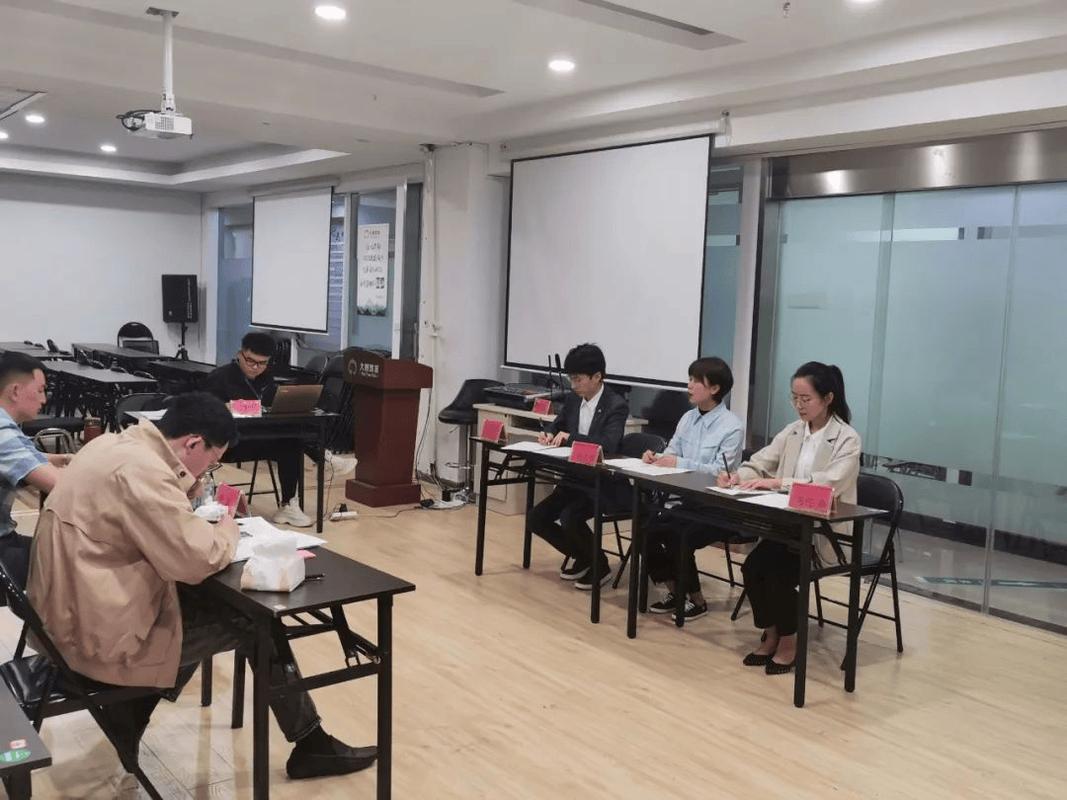 企业春招线上面试候选人答题现场图