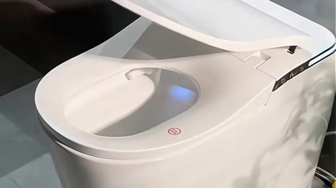 马桶釉面用手触摸排水口内部光滑度检测