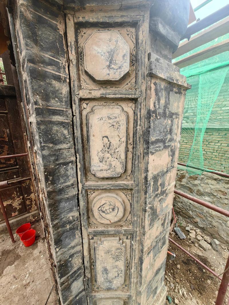 古建文物被农药腐蚀脱落的清代彩绘现场