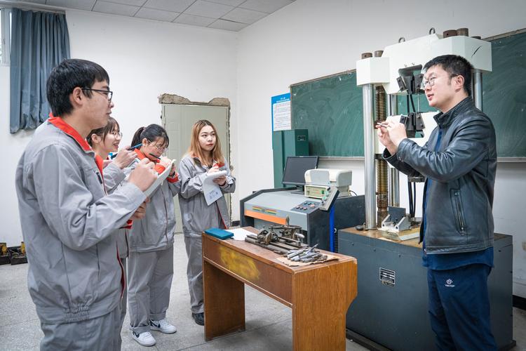 职业院校学生参与校企合作实训课程操作设备