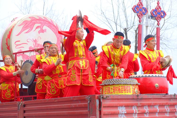 湖北南漳东巩闹年锣鼓春节表演现场