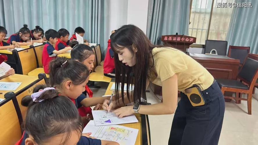 一线教师课堂弯腰倾听学生提问实拍