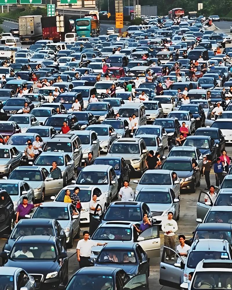 3. 交通和体验:一个堵到哭,一个挤到吐