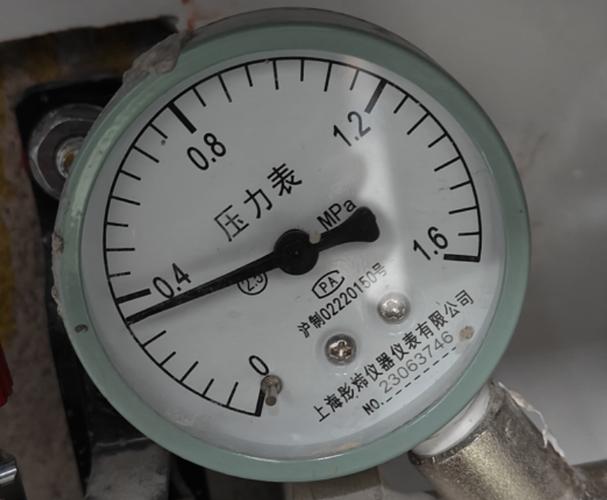 机加工车间气源三联器压力表示值波动实拍
