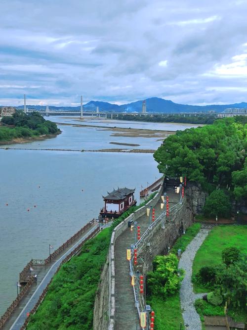 八境台与三江汇流