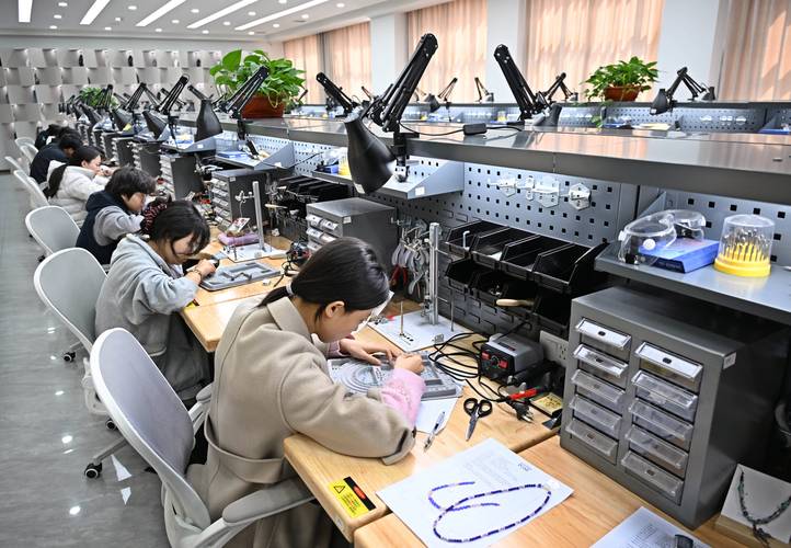 现代学徒制企业师傅带学生实操教学场景