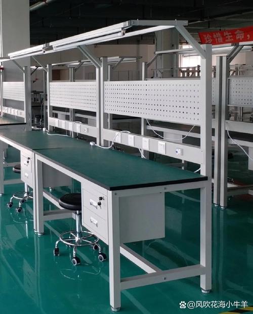 制造工厂车间工人创新改进工作台