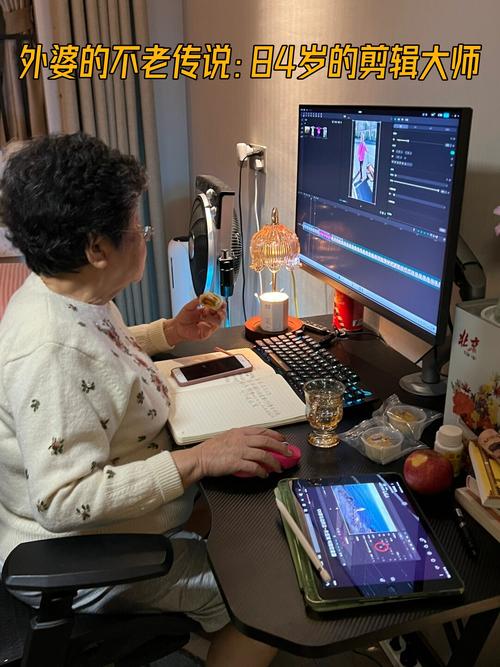 老教师戴着老花镜在电脑前学习软件操作