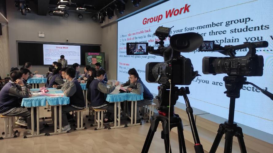 初中物理教师在录播室剪辑预学视频的实拍