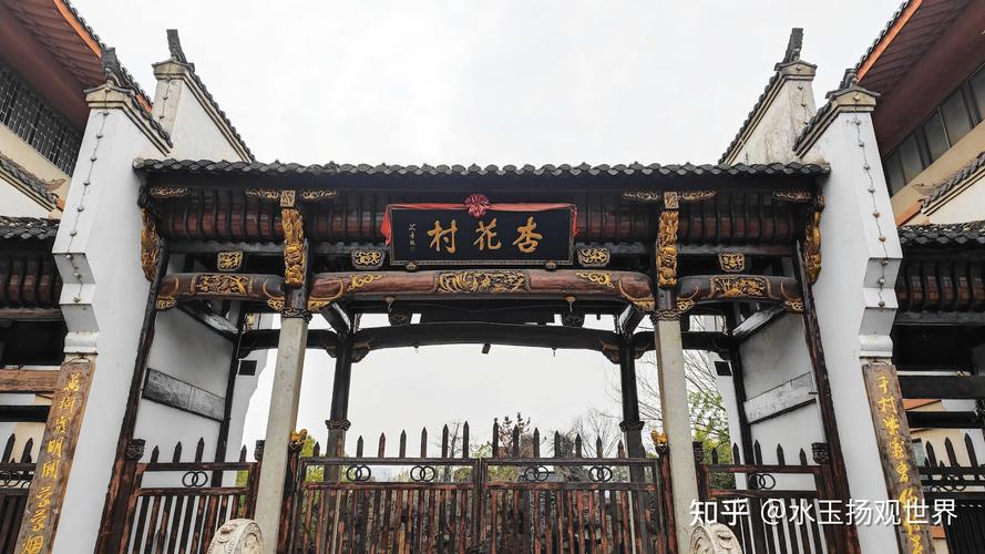 池州杏花村文化旅游区刻有清明诗句的青砖墙落杏花