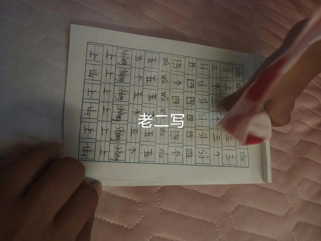 小学生趴在书桌前咬铅笔头写作文