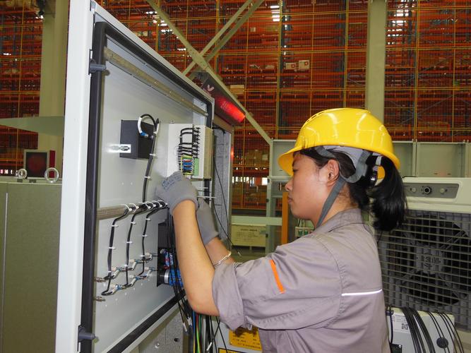 在现场车间调试Profibus DP电缆的工程师
