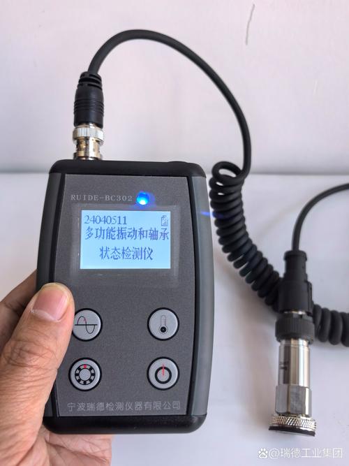 工人用便携式振动仪检测电机轴承