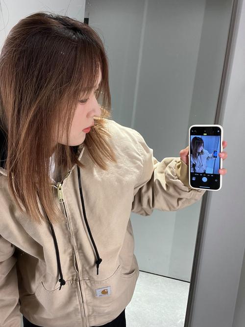 Vlog博主用手机自拍录制生活片段