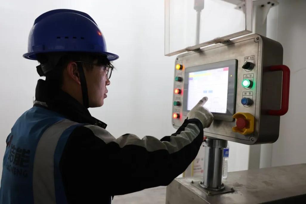 新能源电池生产线国产工业控制器调试现场