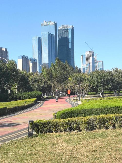 城市公园午后户外散步人群实拍