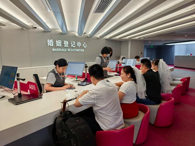 民政局婚姻登记窗口新人递交材料